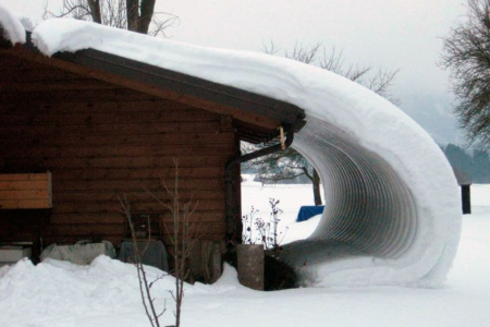 Какой снегозадержатель выбрать для крыши?